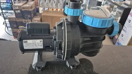 Bomba para piscina Sodramar com motor WEG e pré-filtro transparente