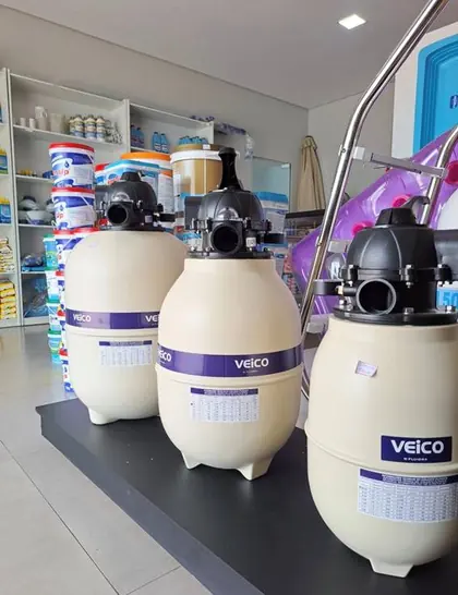 Três filtros de areia Veico de tamanhos diferentes expostos na loja