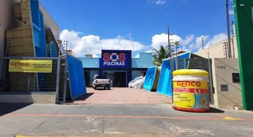 Fachada azul da loja SOS Piscinas na Avenida Plínio Aguiar em Rondonópolis