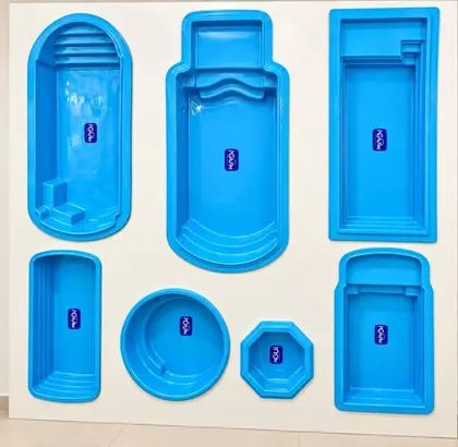 Painel com sete modelos de piscina de fibra em azul