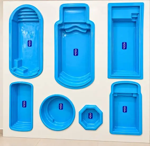 Painel com sete modelos de piscina de fibra em azul expostos na loja