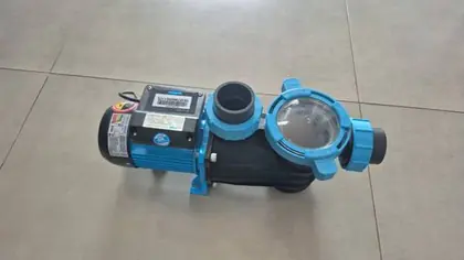 Motobomba azul para piscina com pré-filtro transparente