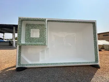 Piscina de fibra branca com faixa de pastilha verde na borda